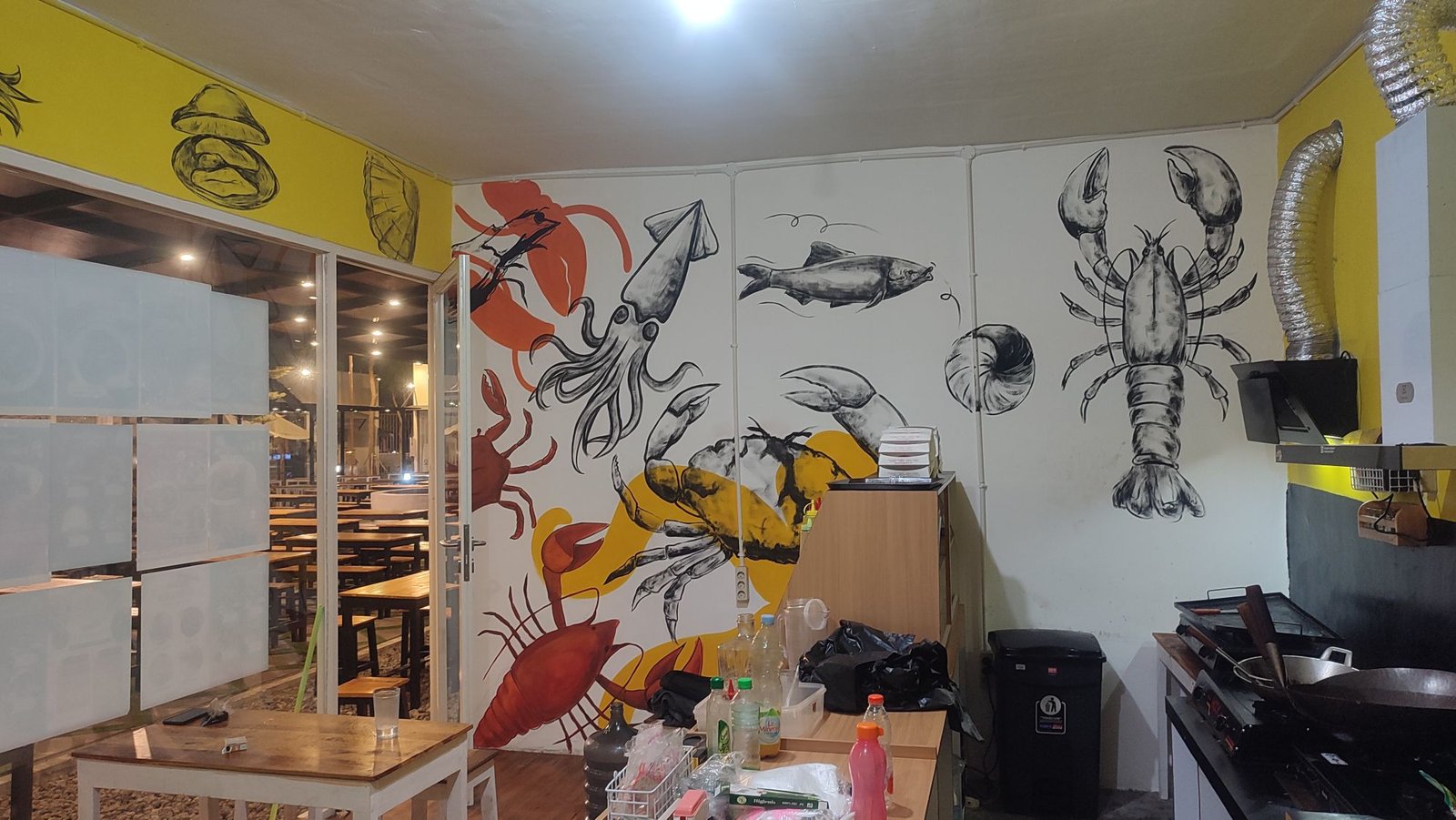 🎨 Sambil Menyelam Minum Air: Pengerjaan Mural Tetap Gas Terus, Jualan Juga Tetap Lancar! 🦐🦑