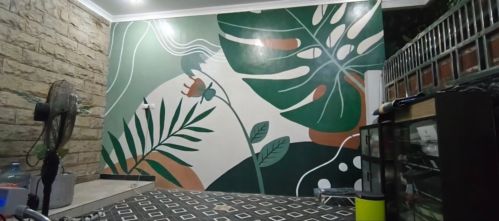 Transformasi Ruang Tamu dengan Mural Botanical Elegan di Puri Aloha, Sidoarjo
